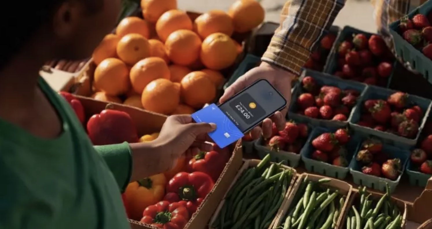 klant betaalt met betaalpas op iPhone als pinapparaat