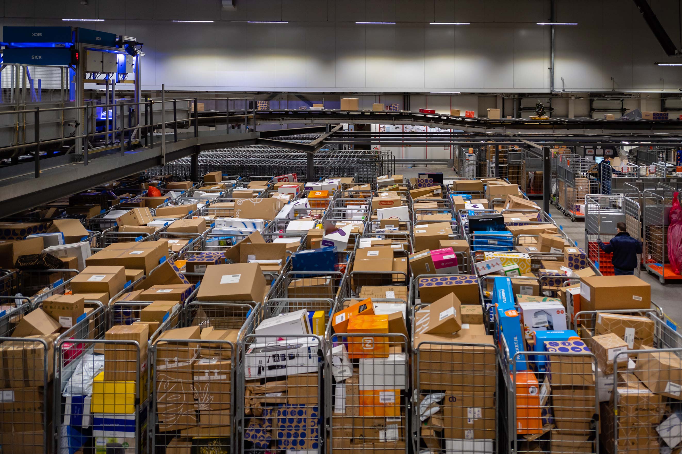 pakketten in sorteercentrum PostNL