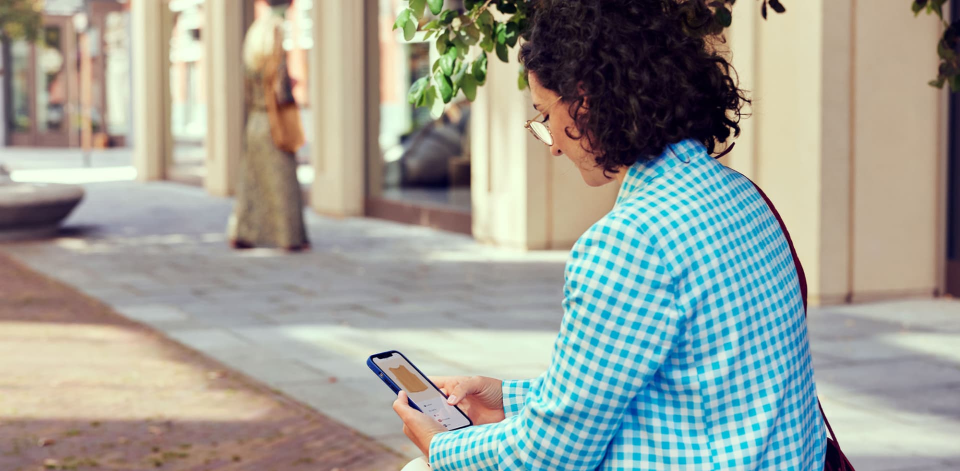 Vrouw online shoppen via smartphone