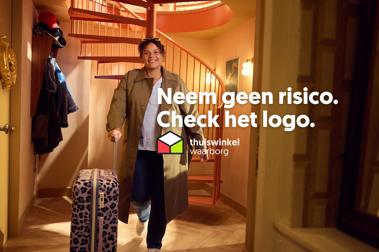 vrouw koffer thuiswinkel waarborg